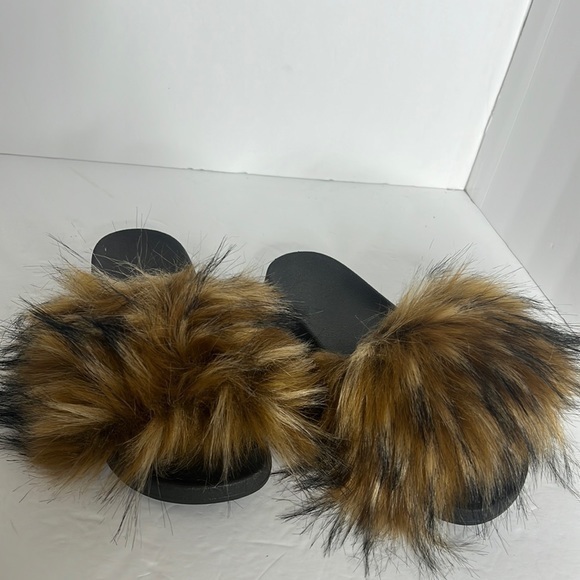 WOMANS FURRY SLIP ON SANDALS SIZE 7 - Picture 1 of 17